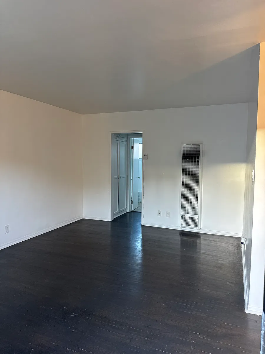 Building Photo - 6128 De Longpre Ave #6