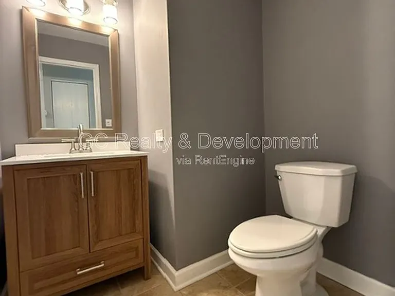 1686 Grosvenor Cir #B — Photo 13