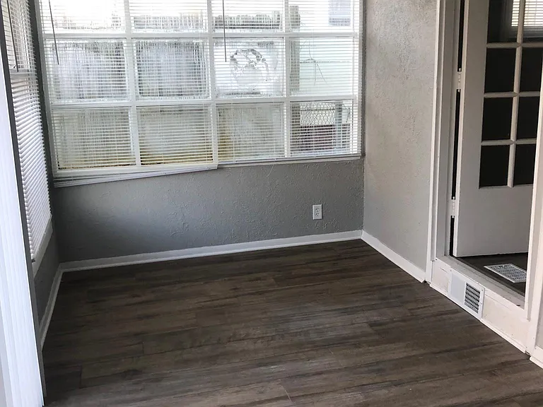 1115 Altgeld St — Photo 17