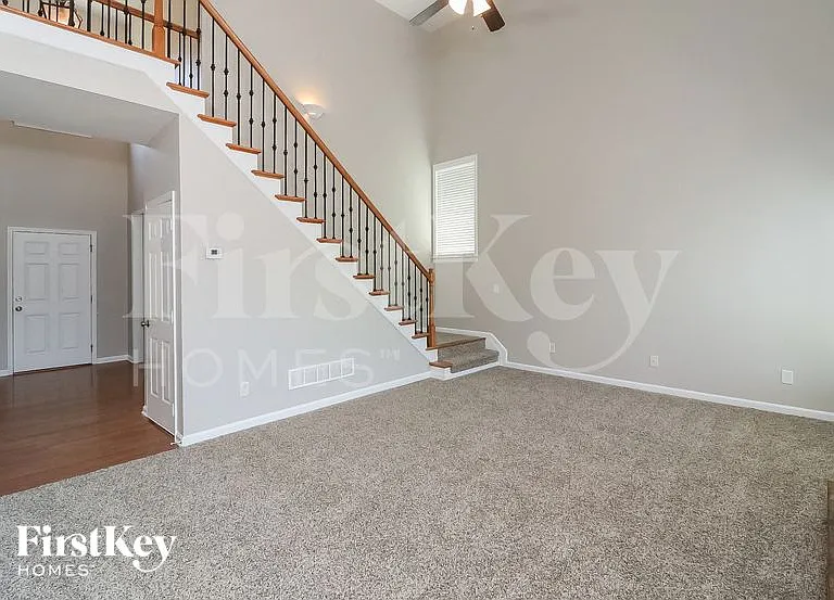 166 Crestview Dr — Photo 3