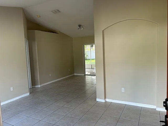 3 bed, 1472 sqft, $1,700 — Photo 3