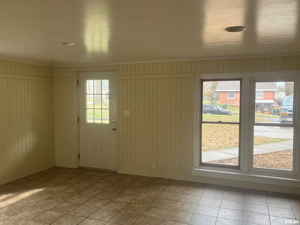 527 W Calhoun St, IL 61455 Zillow