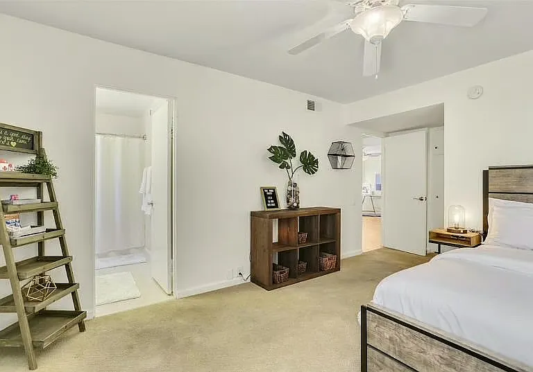 400 N Sunrise Way — Photo 9