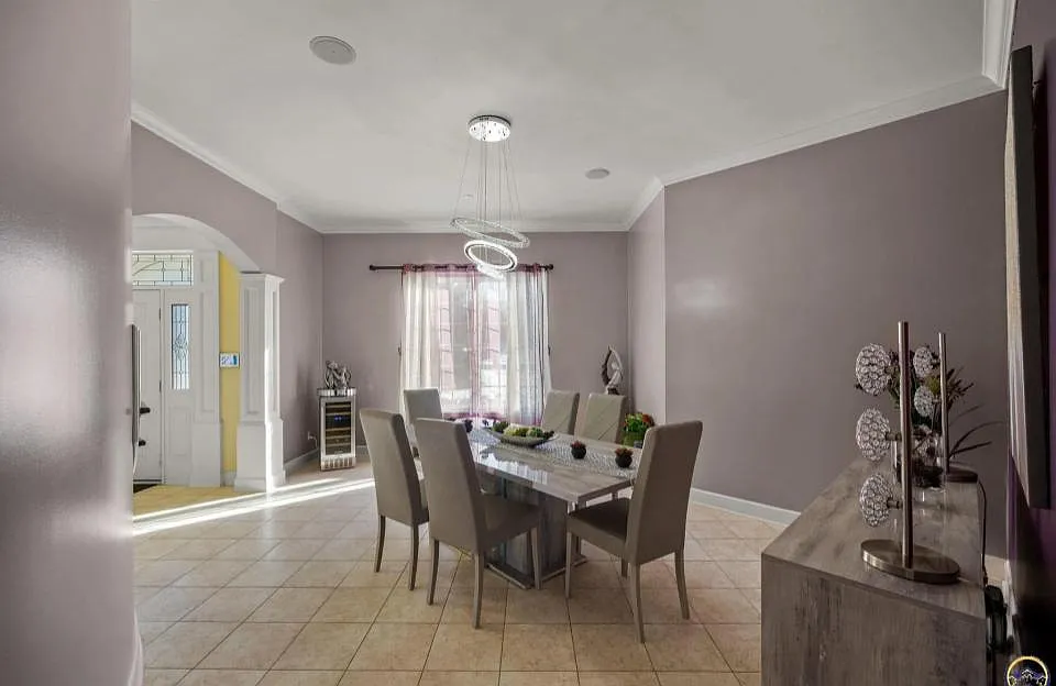 4 bed, 5545 sqft, $5,545 — Photo 3