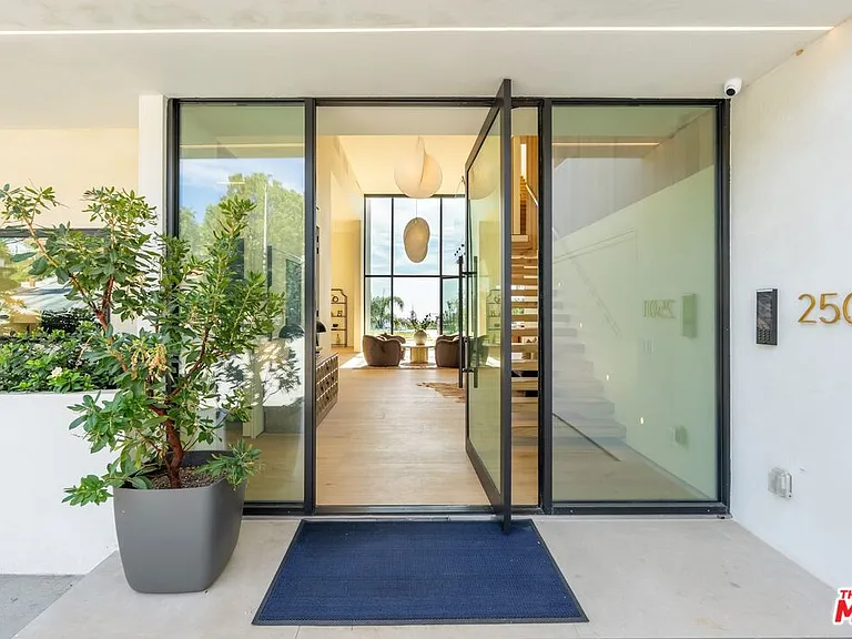 2501 Banyan Dr — Photo 2