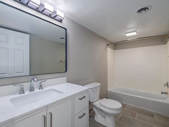 Bath and vanity, Middle unit layout