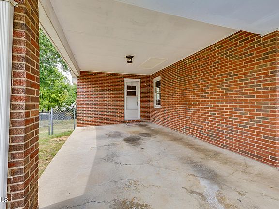 4th image of 610 Hazel St