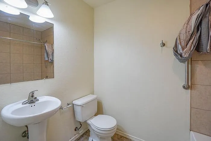 1821 NE 88th Cir — Photo 33