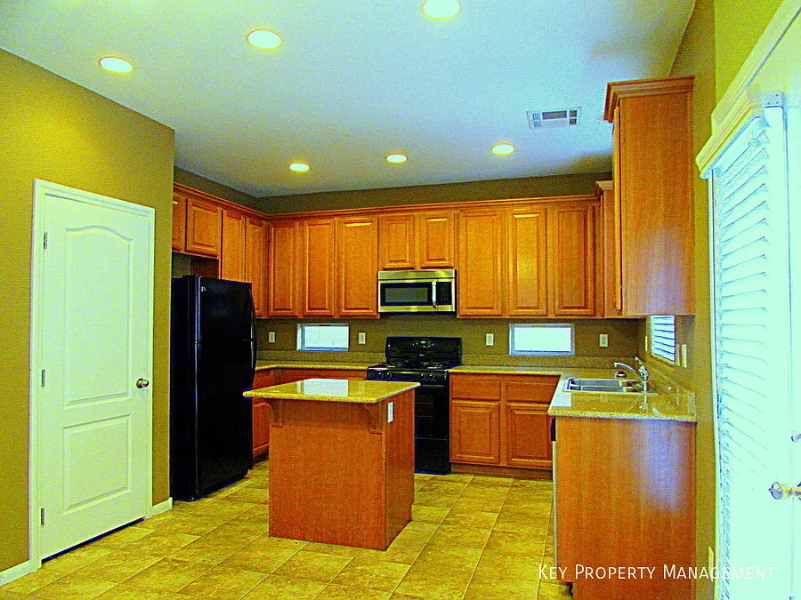 2-Story, 3 BR 2.5 BA near Galleria Mall — Photo 3