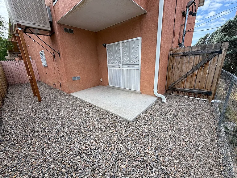 1911 Girard Blvd NE — Photo 11
