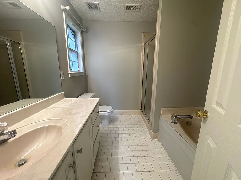615 Ashley Glen Cir E — Photo 10