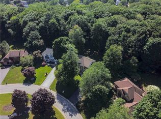 22 Woodbriar Ln, Rochester, NY 14624