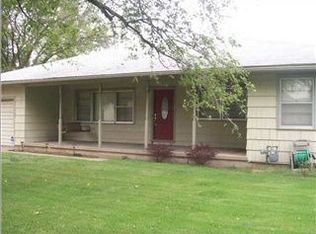 712 W 10th St, Newton, KS 67114
