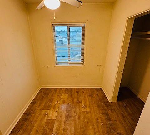 BONUS ROOM
 Makes a great guest room or office