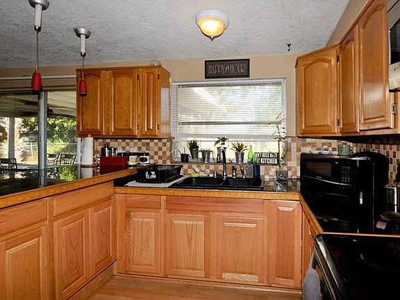 3rd image of 2810 Oxford Dr W