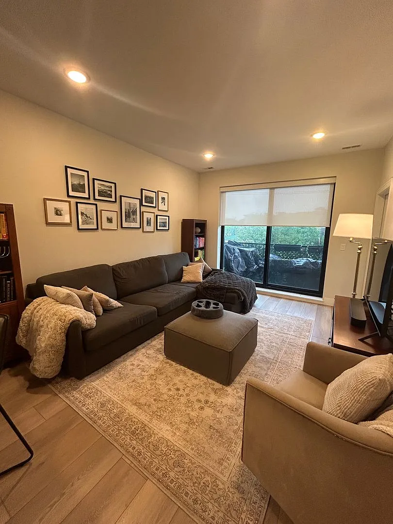 Building Photo - 1646 W Belmont Ave #304