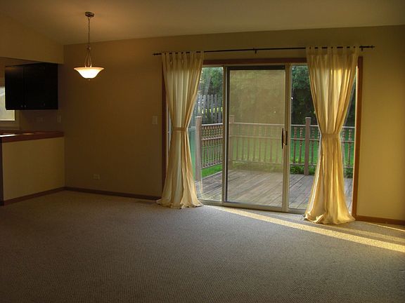 2242 Highfield Lane Living