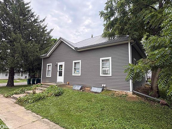 3rd image of 206 E Hempstead Ave