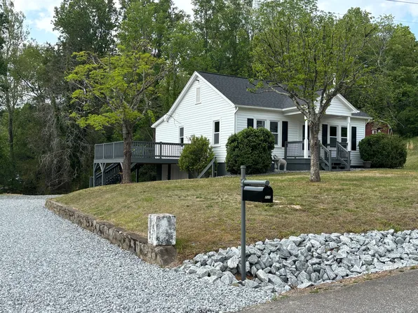 717 Ridgecrest Dr NE, Lenoir, NC 28645