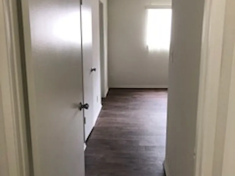 1820 S Bentley Ave — Photo 15