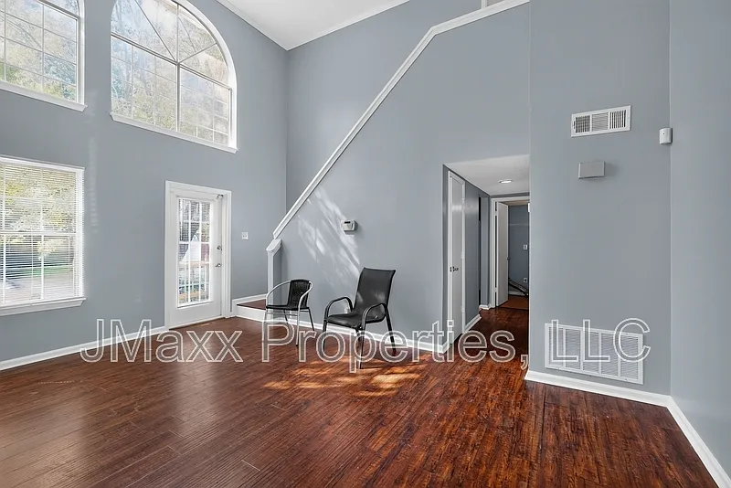 2 bed, 2.5 bath, 1608 sqft, $1,900 — Photo 2