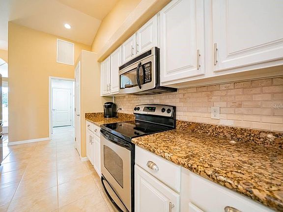 5th image of 25085 Alcazar Dr