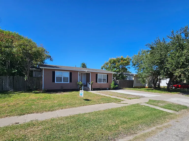 634 Chase Dr — Photo 1