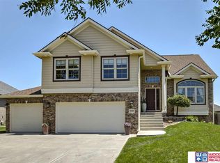 8930 Del Rio Dr, Lincoln, NE 68516