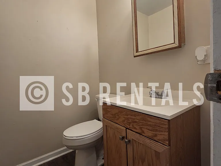 633 E Indiana Ave — Photo 5