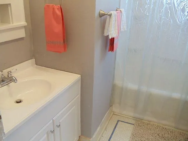 647 N Webster St — Photo 11