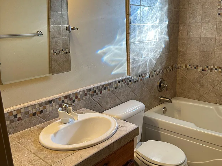 Upstairs hall full bathroom