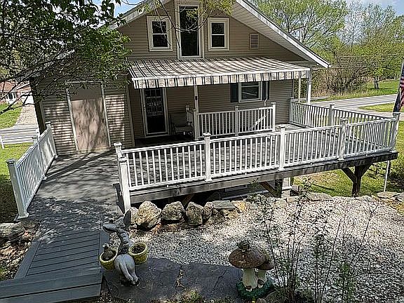 3rd image of 1071 Main St