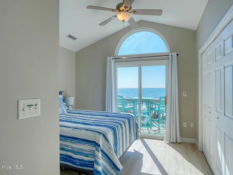 3994 Island Dr — Photo 44