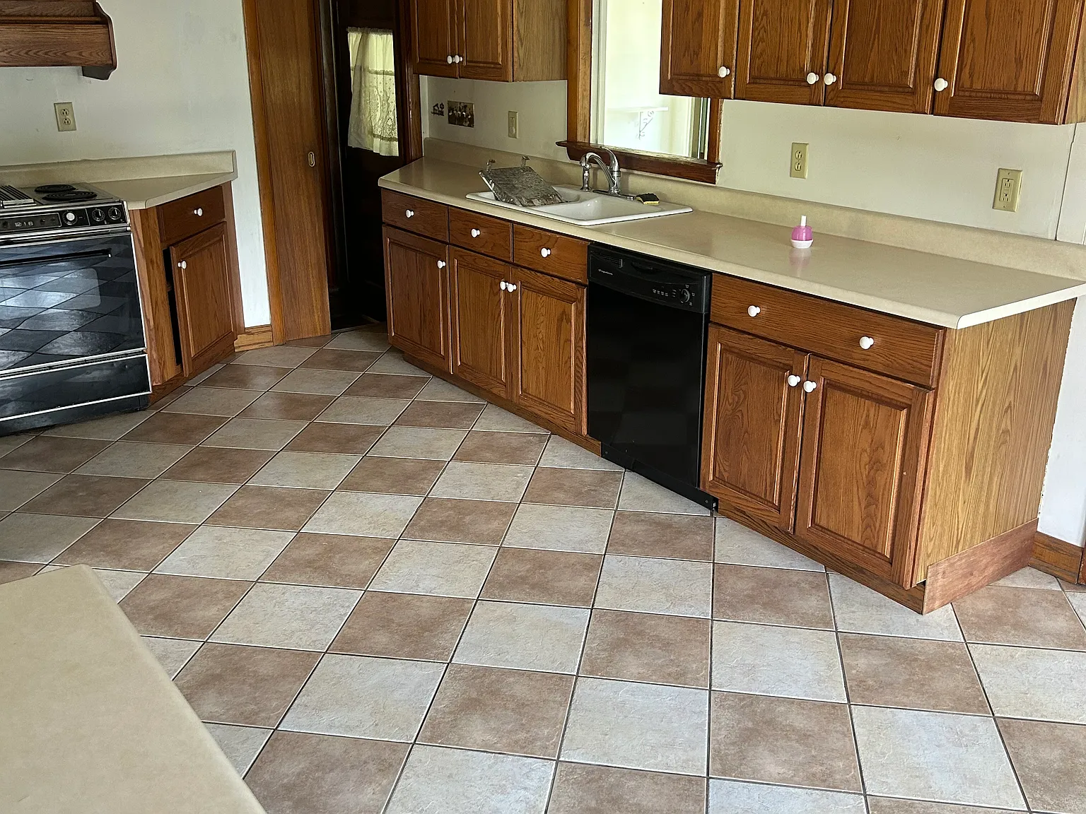 3 bed, 2300 sqft, $1,800 — Photo 2