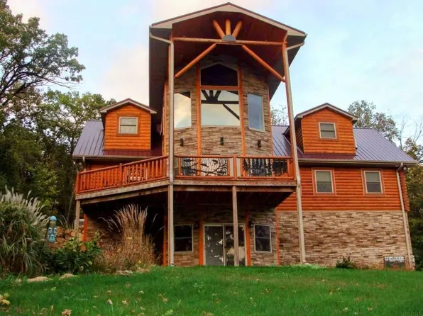 1230 Quandahl Rd, Decorah, IA 52101