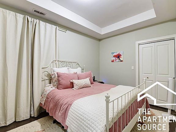 5th image of 2538 N Southport Ave #1