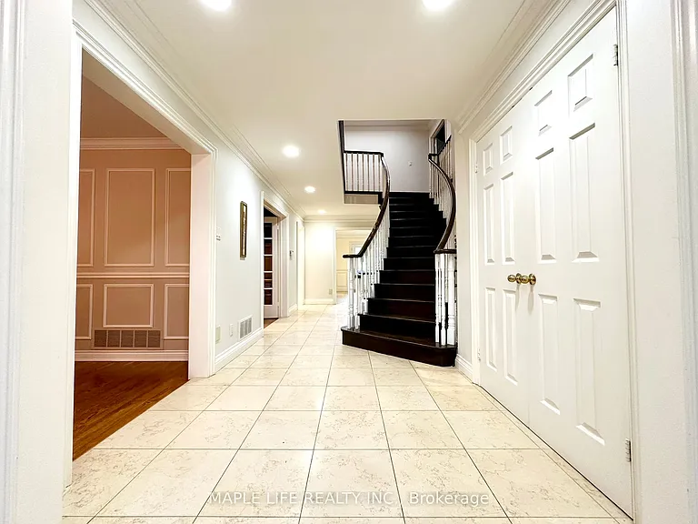 52 Prince Edward Blvd — Photo 2