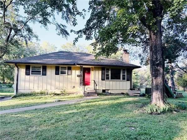 1822 E 133rd St, Grandview, MO 64030