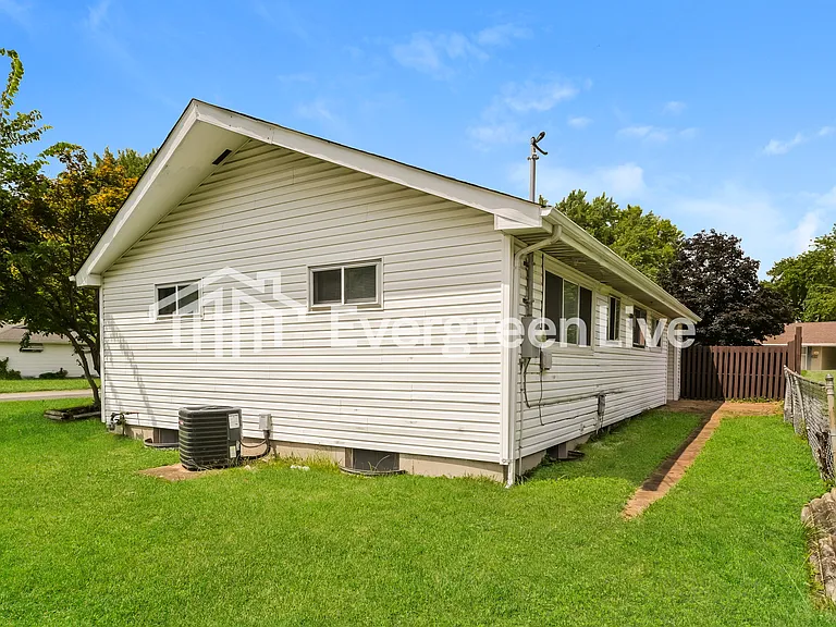 1820 Clover Ln — Photo 15
