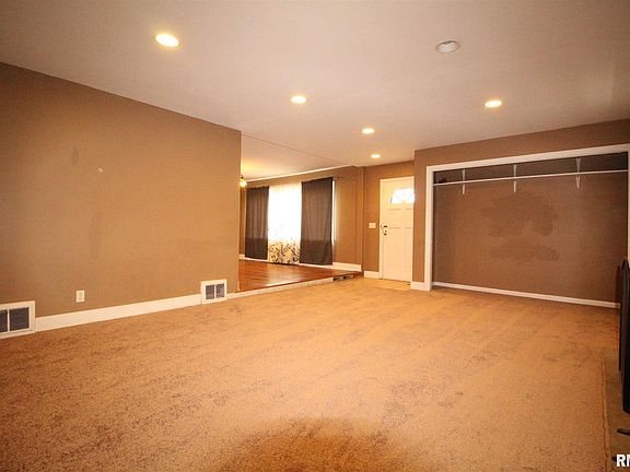 3rd image of 1021 E London Ave