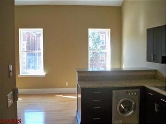 3rd image of 915 Allen Ave #2