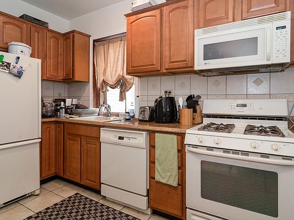 2nd image of 2436 W Diversey Ave