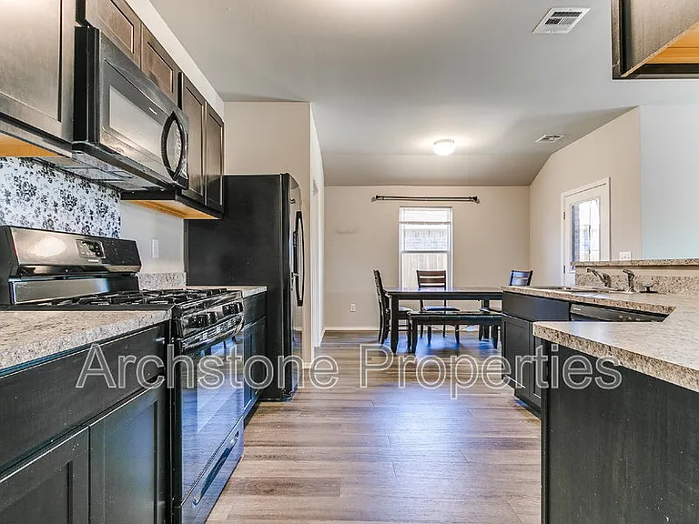 1308 Dustin Dr — Photo 6