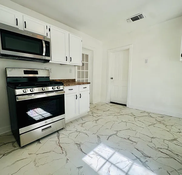 2300 Bryan St — Photo 7