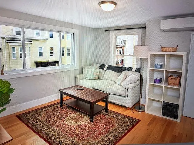 4 bed, 1200 sqft, $3,600 — Photo 2