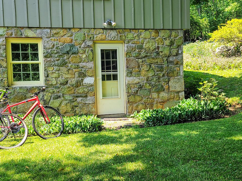 Private Entrance and lawn area