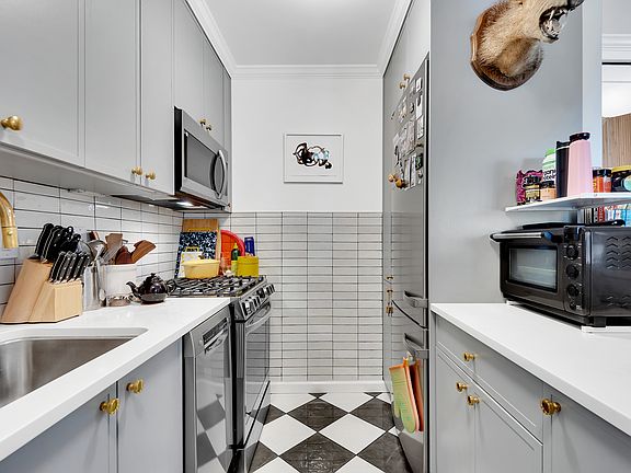 5th image of 20 W 64th St APT 34T