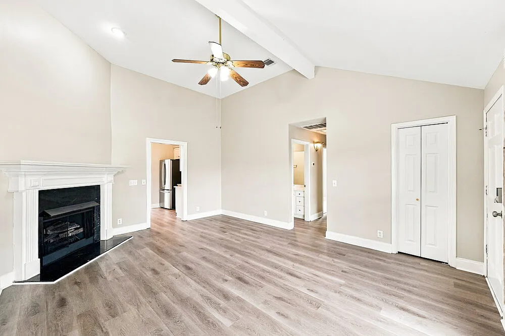 3 bed, 2.0 bath, 1620 sqft, $2,330 — Photo 3