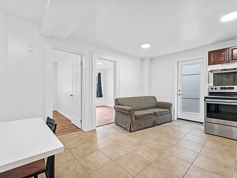 240 Blackburn Ave — Photo 55