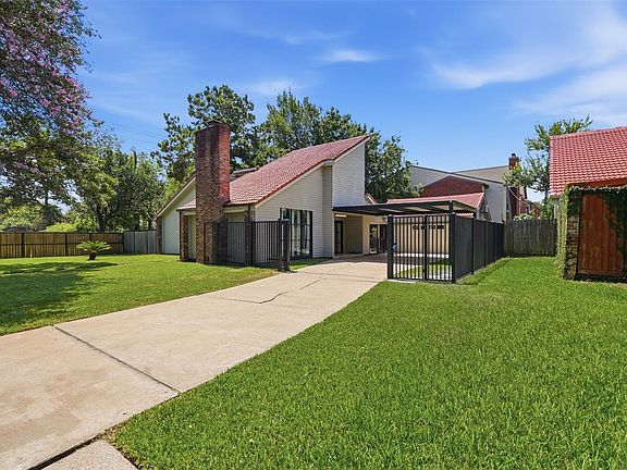 2nd image of 6107 Vinewood Dr